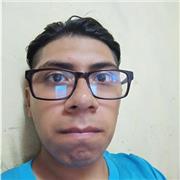 Profesor de matemáticas imparte clases a niños y jóvenes